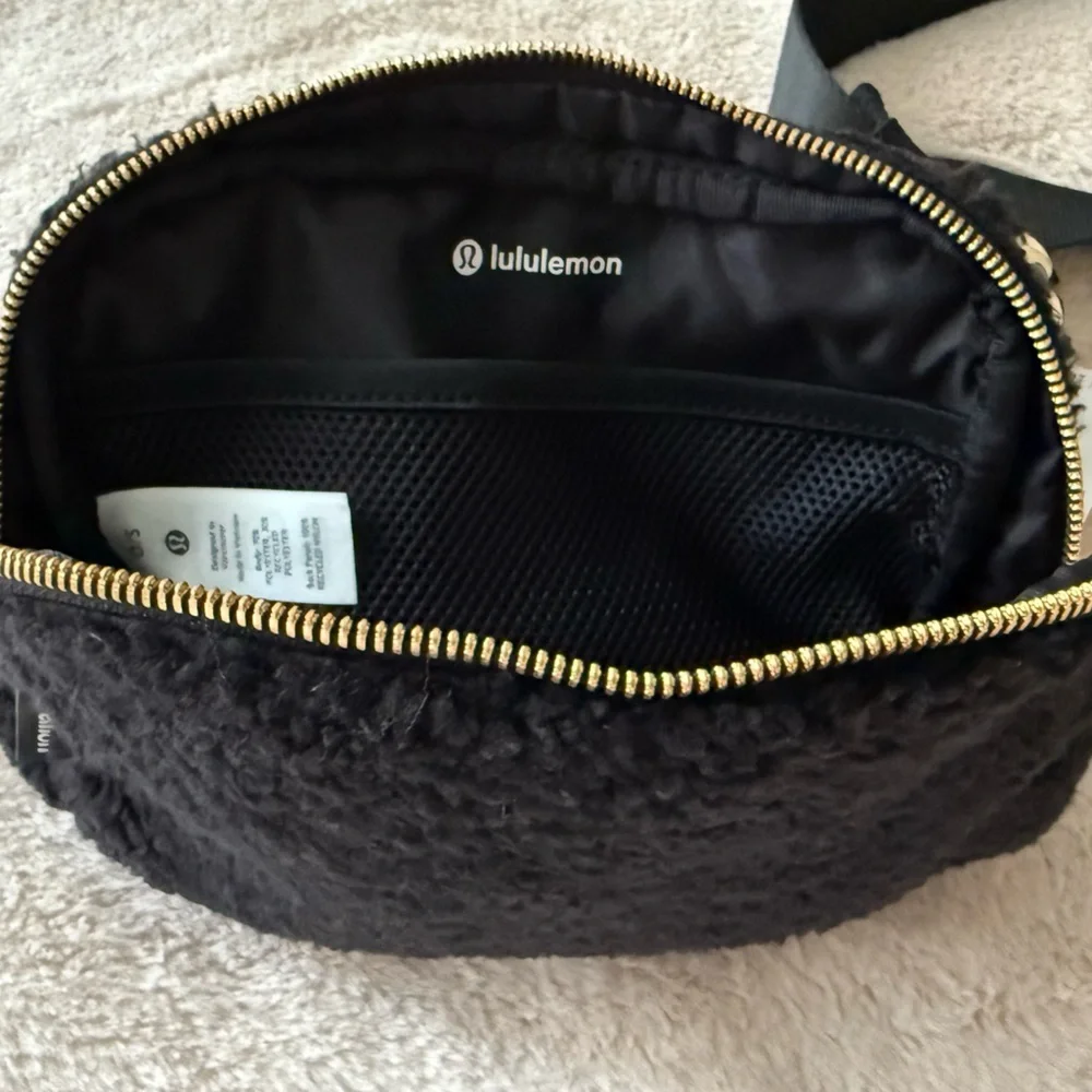 NWT Lululemon Everywhere Belt Bag 1L *Fleece - Black/Gold